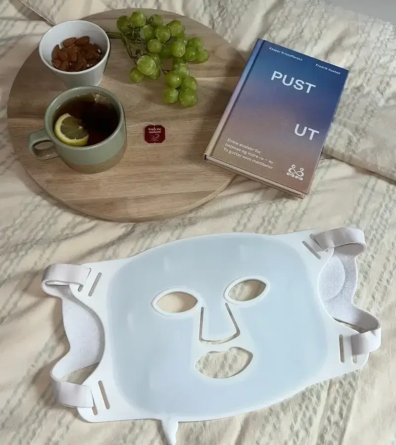 Soma Revive LED maske uten hals - liggende på seng