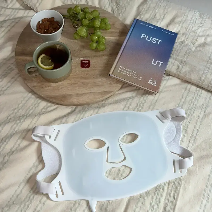 Soma Revive LED maske uten hals - liggende på seng