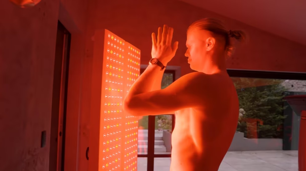 Erling Braut Haaland viser rødlysterapi