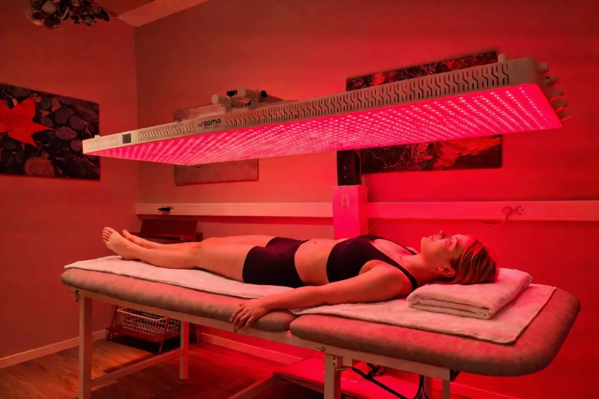 Soma behandlingsrom rødlysterapi vises med modell liggene på benken