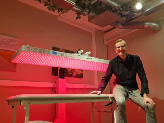 Bjørn Øivind Johansen i selvbetjent behandlingsrom for rødlysterapi i Egersund